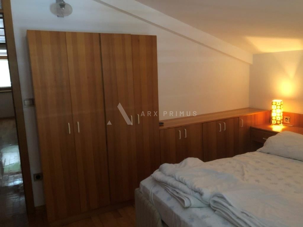 Kuća na super lokaciji u Zambratiji