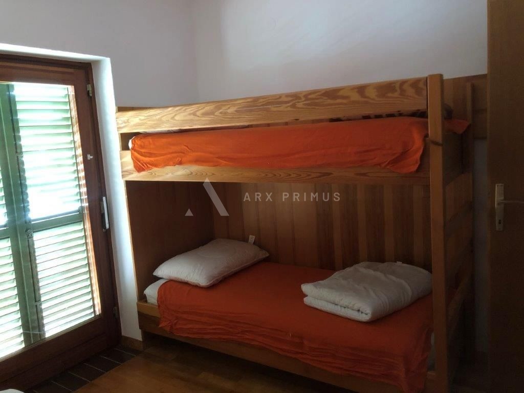 Kuća na super lokaciji u Zambratiji