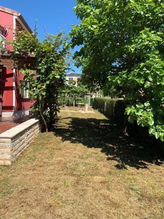 Kuća na super lokaciji u Zambratiji