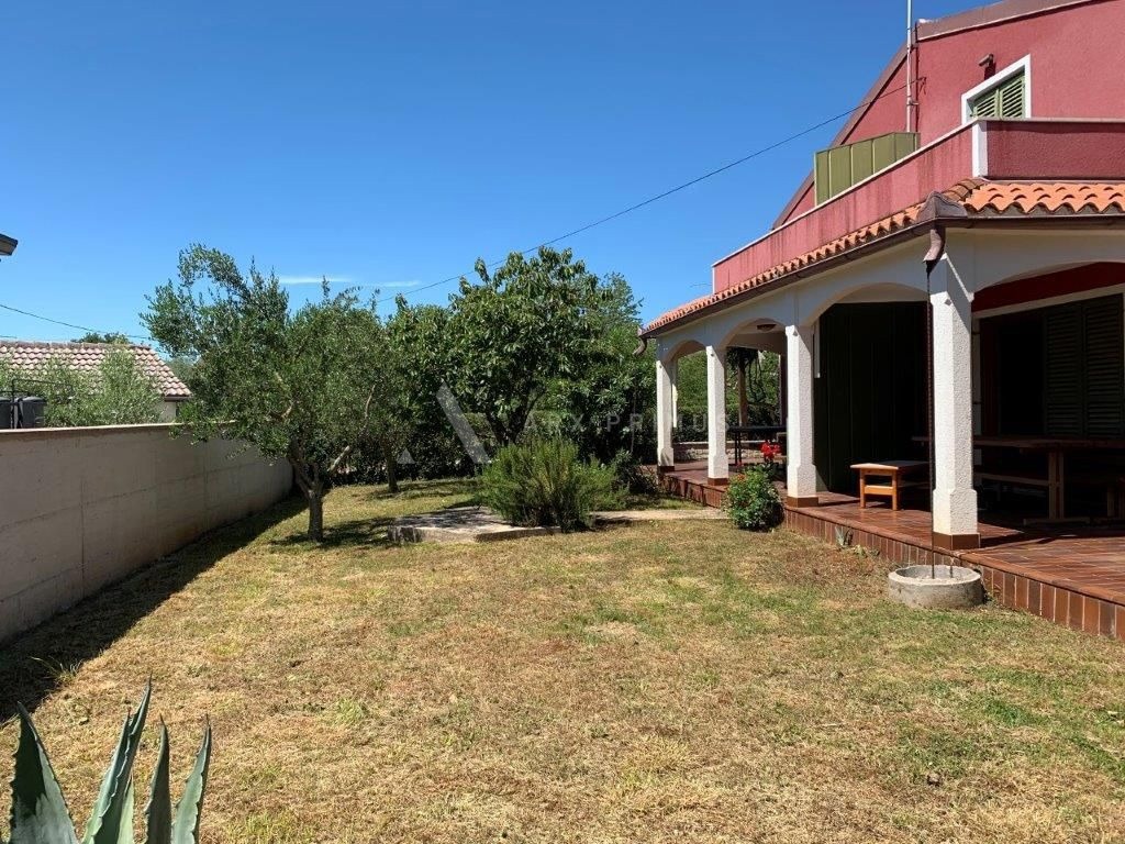 Kuća na super lokaciji u Zambratiji