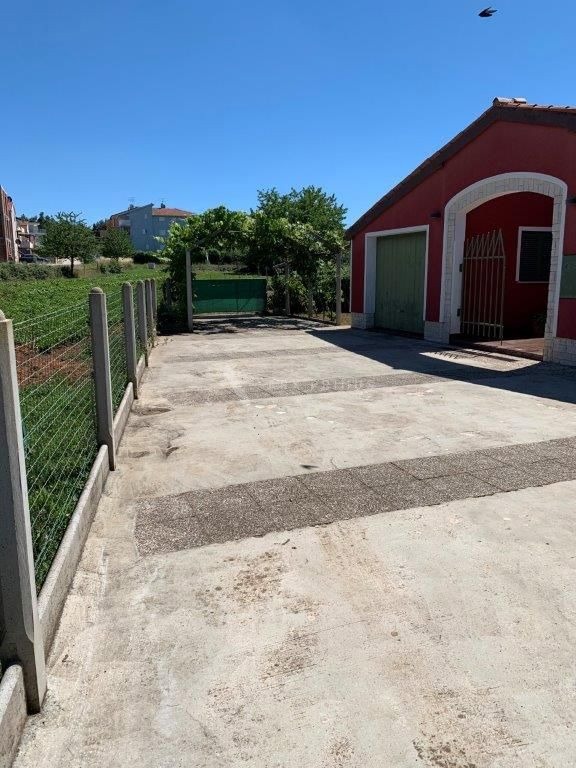 Kuća na super lokaciji u Zambratiji