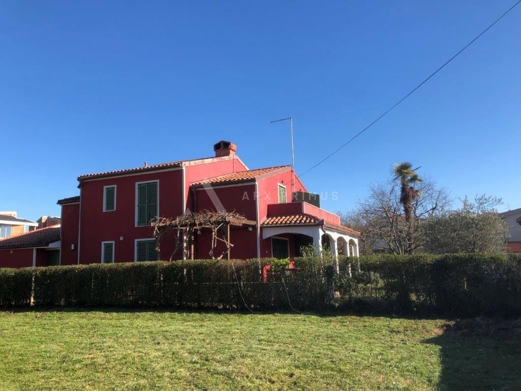 Kuća na super lokaciji u Zambratiji