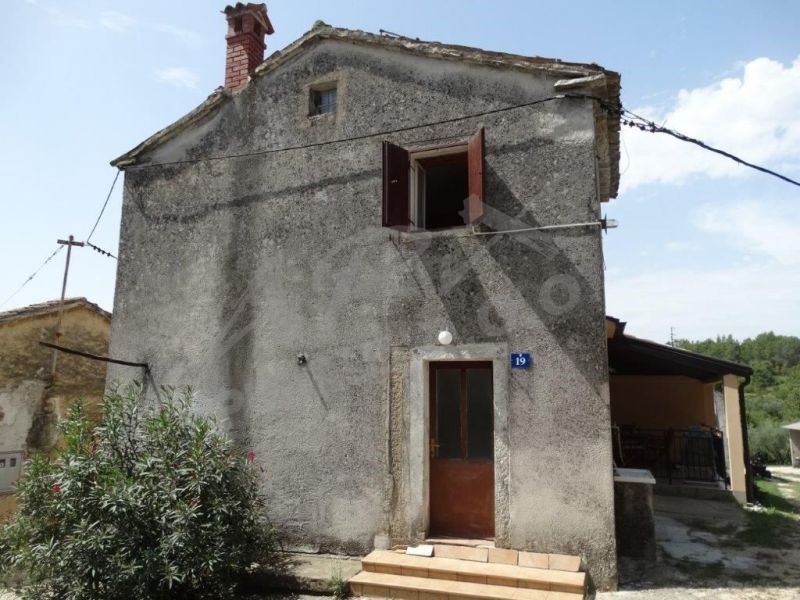 Vecchia casa istriana con un grande terreno per costruire una nuova casa