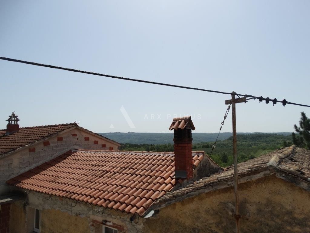 Stara istarska kuća sa velikom parcelom za izgradnju nove kuće