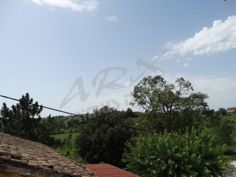 Vecchia casa istriana con un grande terreno per costruire una nuova casa