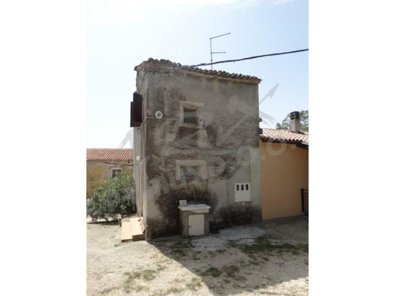 Vecchia casa istriana con un grande terreno per costruire una nuova casa