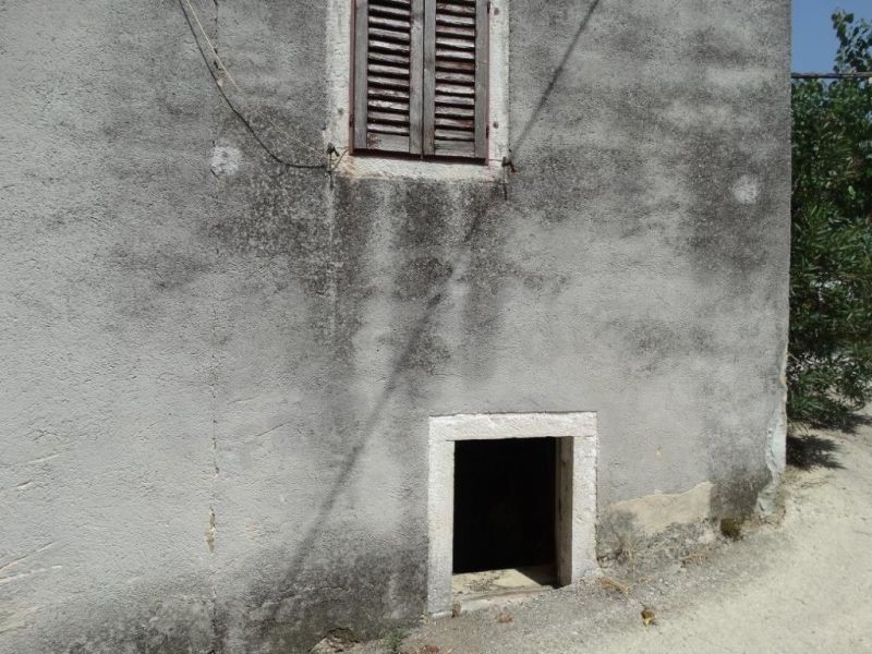 Vecchia casa istriana con un grande terreno per costruire una nuova casa