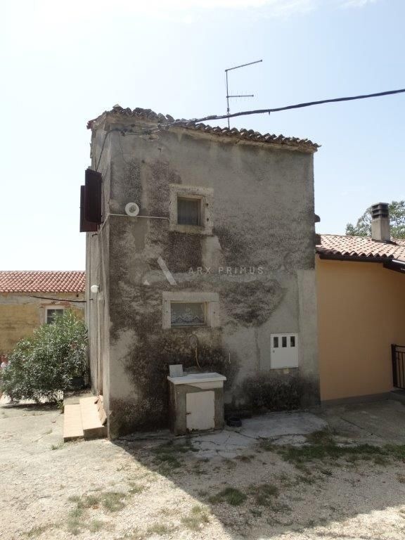 Stara istarska kuća sa velikom parcelom za izgradnju nove kuće