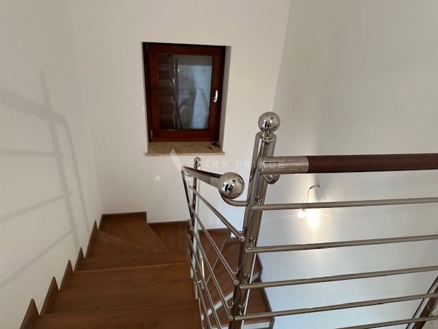 Veliki stan s pogledom na more i bazenom, Kaldanija