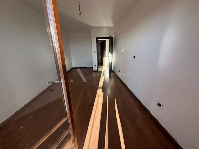 Veliki stan s pogledom na more i bazenom, Kaldanija