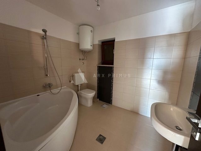 Veliki stan s pogledom na more i bazenom, Kaldanija