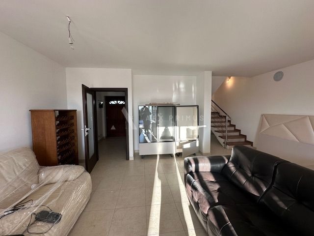 Veliki stan s pogledom na more i bazenom, Kaldanija