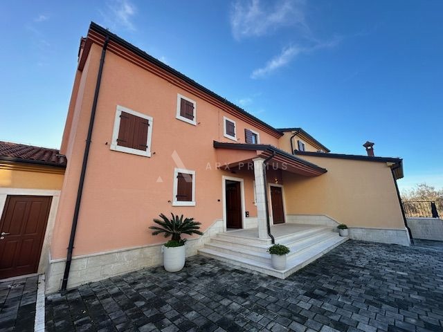 Veliki stan s pogledom na more i bazenom, Kaldanija