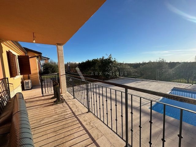 Veliki stan s pogledom na more i bazenom, Kaldanija