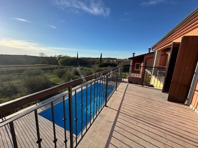 Veliki stan s pogledom na more i bazenom, Kaldanija