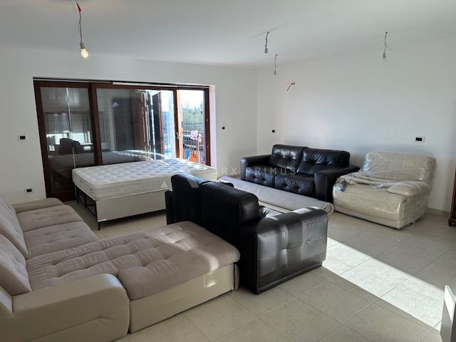 Veliki stan s pogledom na more i bazenom, Kaldanija