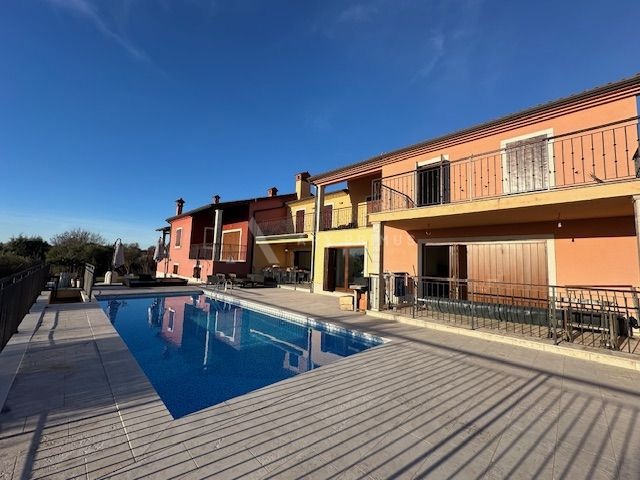 Veliki stan s pogledom na more i bazenom, Kaldanija