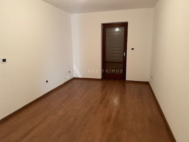 Veliki stan s pogledom na more i bazenom, Kaldanija