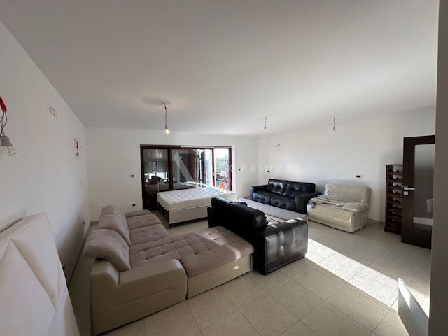 Veliki stan s pogledom na more i bazenom, Kaldanija