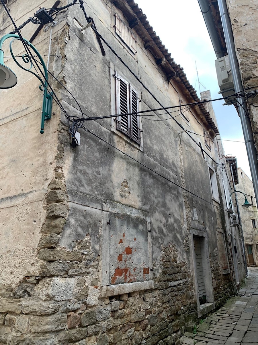 Grande casa in pietra nel centro di Buie