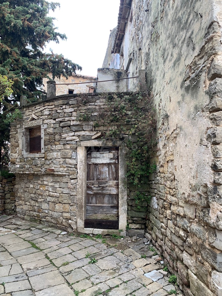 Grande casa in pietra nel centro di Buie