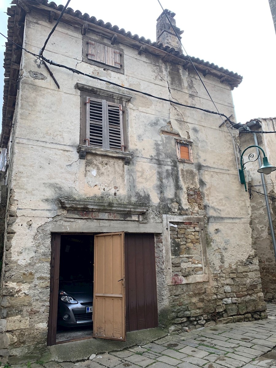 Grande casa in pietra nel centro di Buie