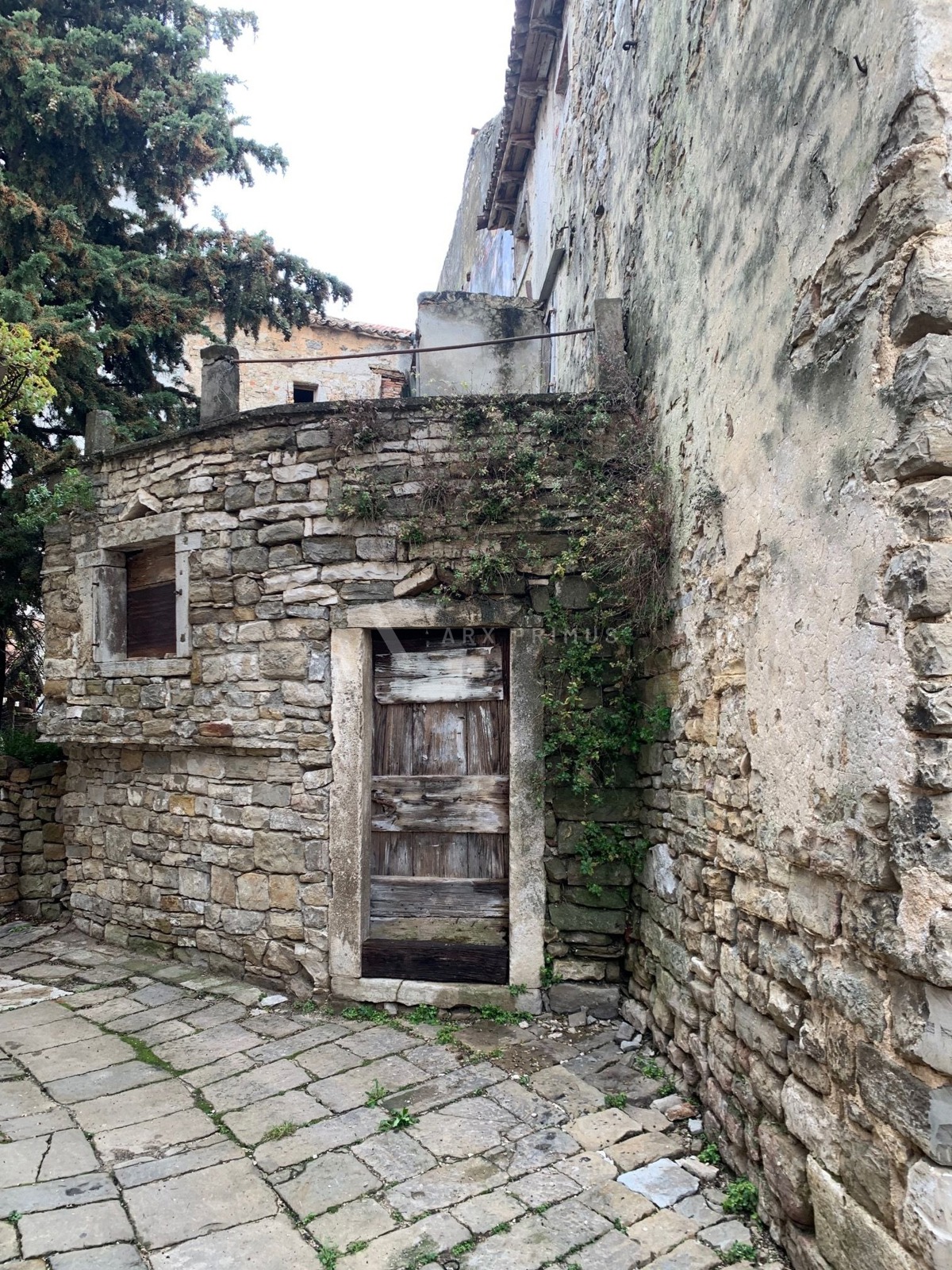 Velika kamena kuća u centru Buja