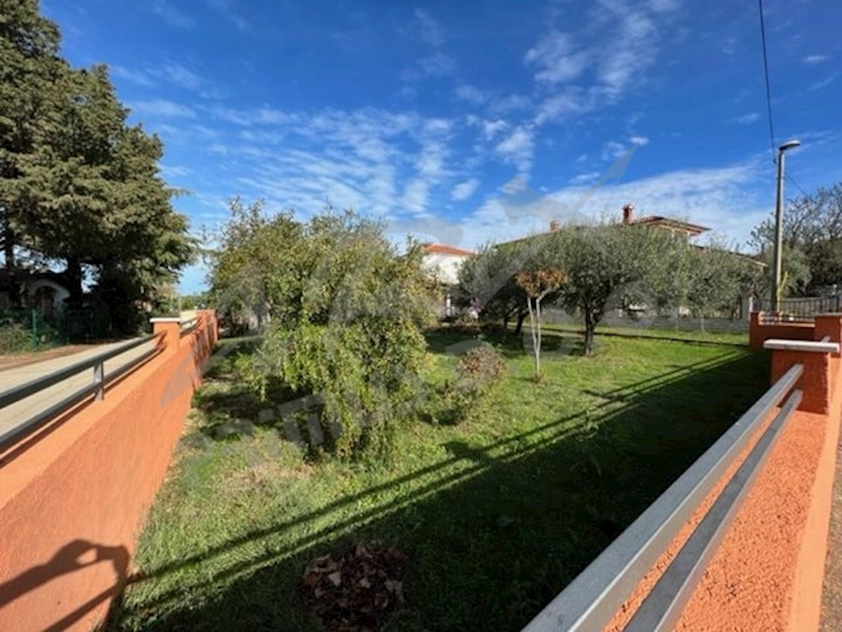 Una casa a Bašania con un grande terreno vicino al mare