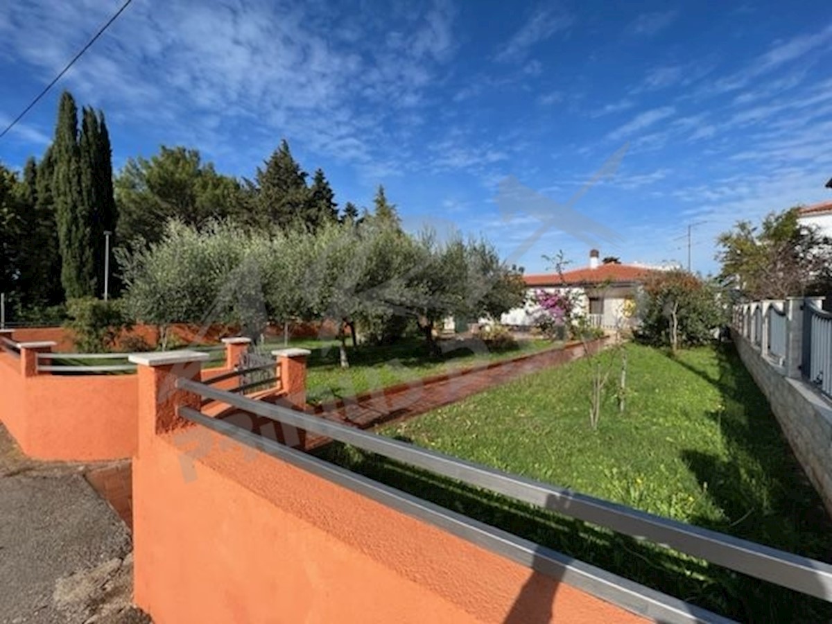 Una casa a Bašania con un grande terreno vicino al mare