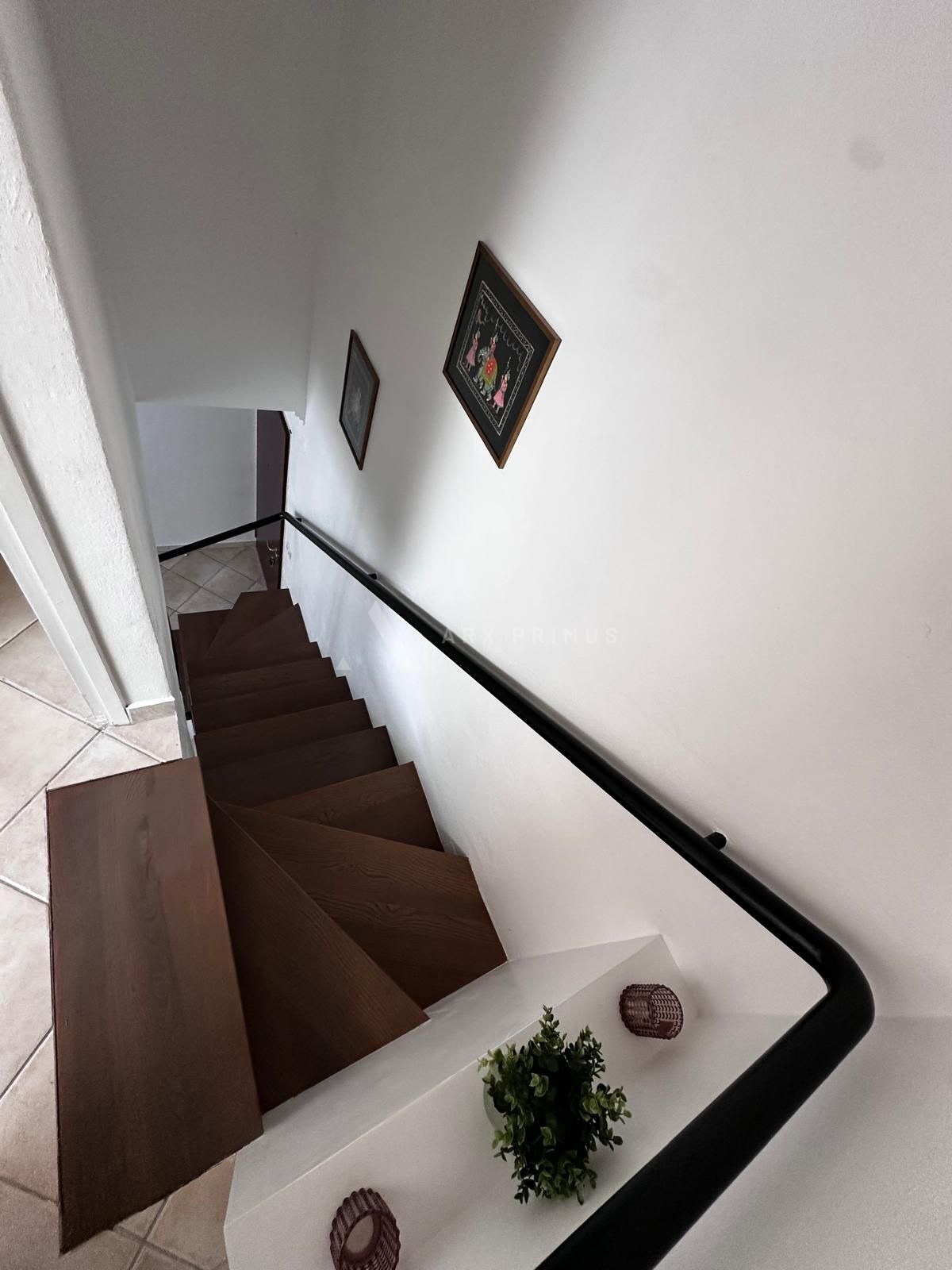 Stan na Crvenom vrhu s pogledom na more