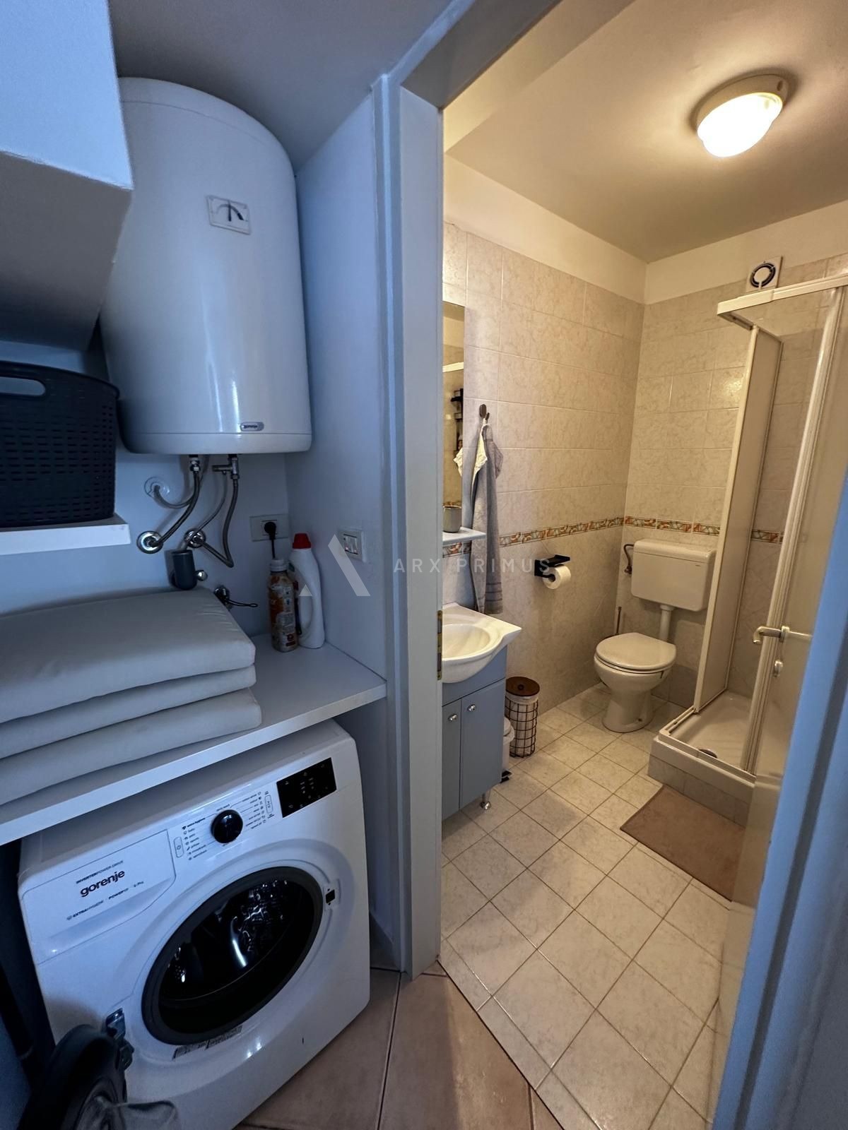 Stan na Crvenom vrhu s pogledom na more