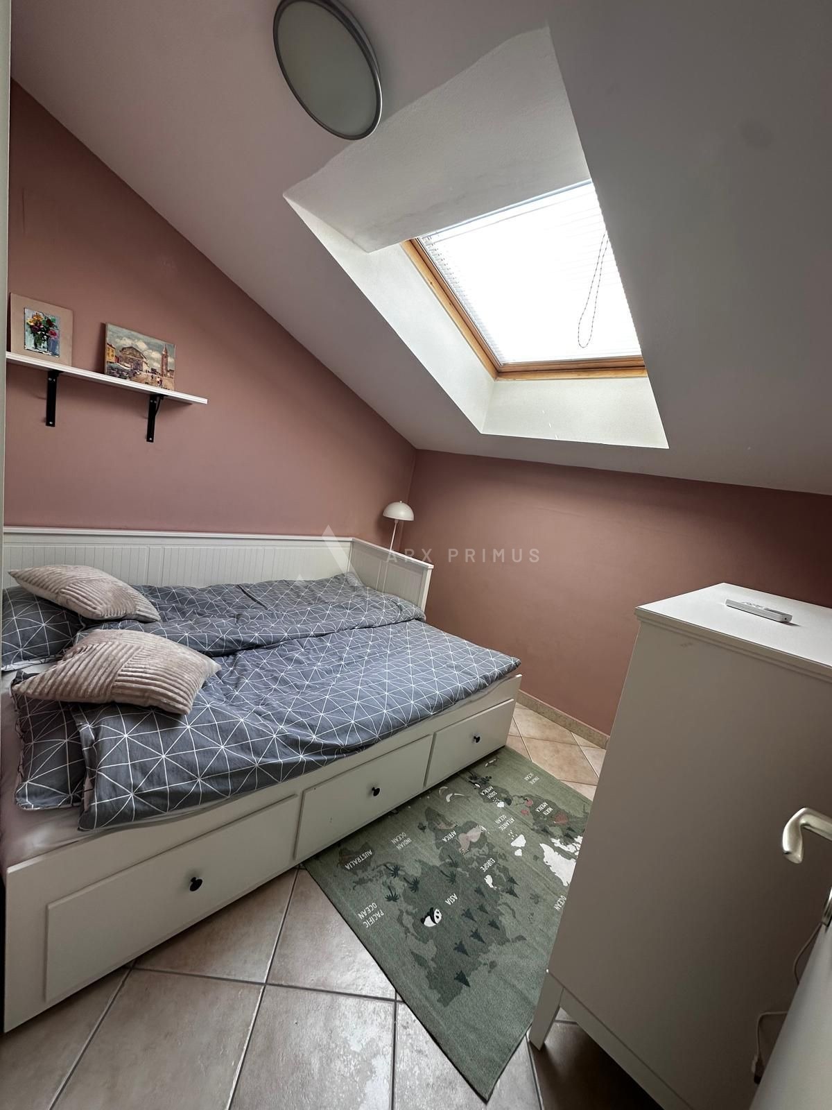 Stan na Crvenom vrhu s pogledom na more