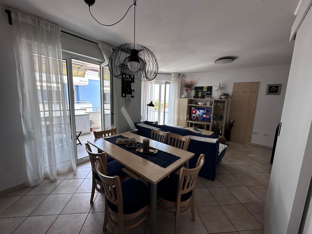 Stan na Crvenom vrhu s pogledom na more