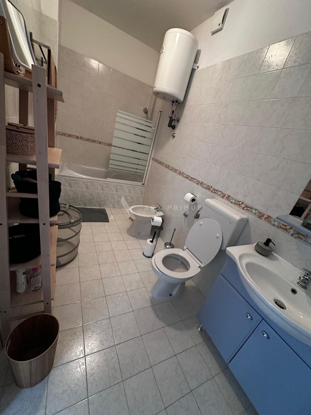 Stan na Crvenom vrhu s pogledom na more