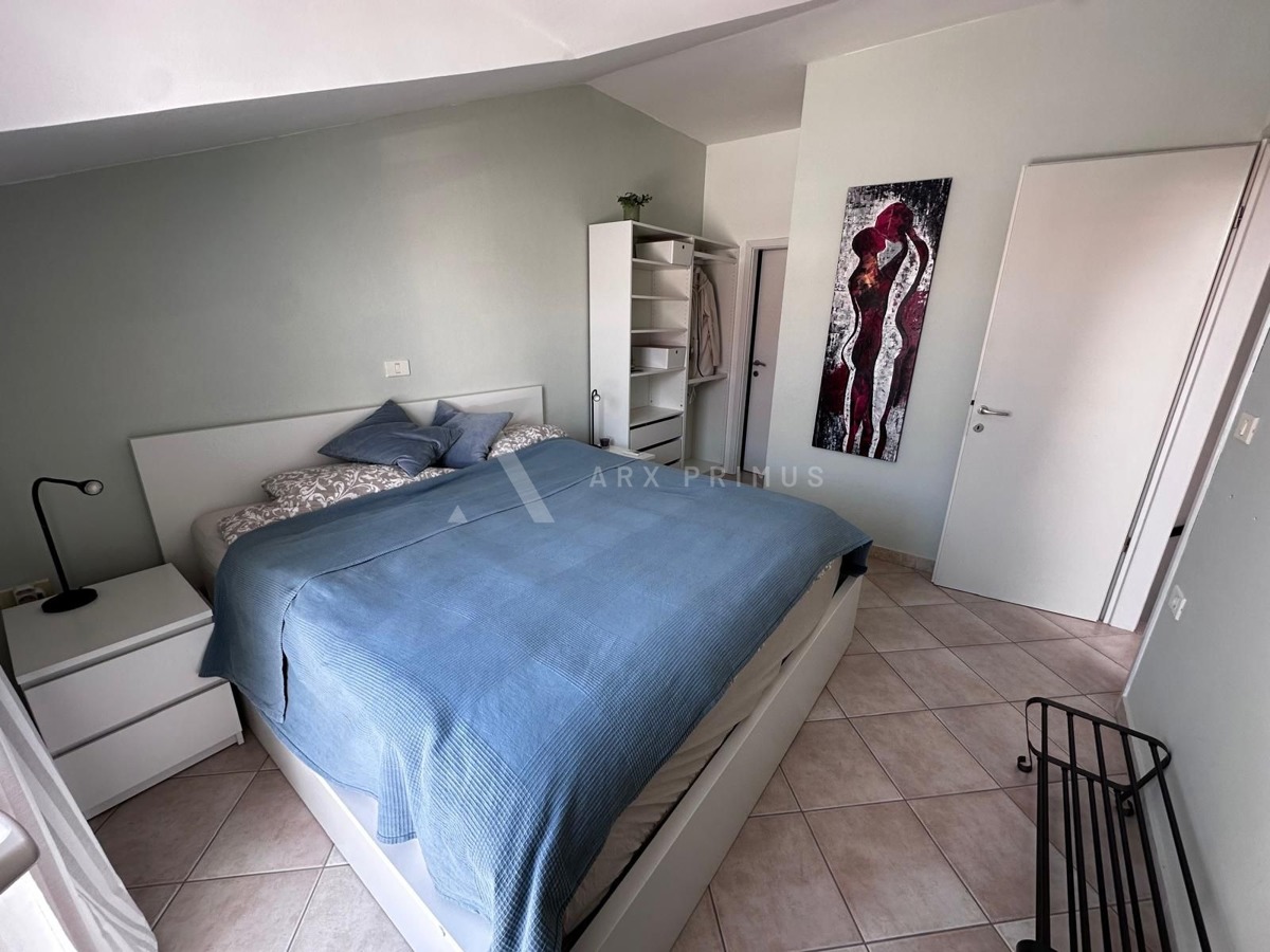 Stan na Crvenom vrhu s pogledom na more