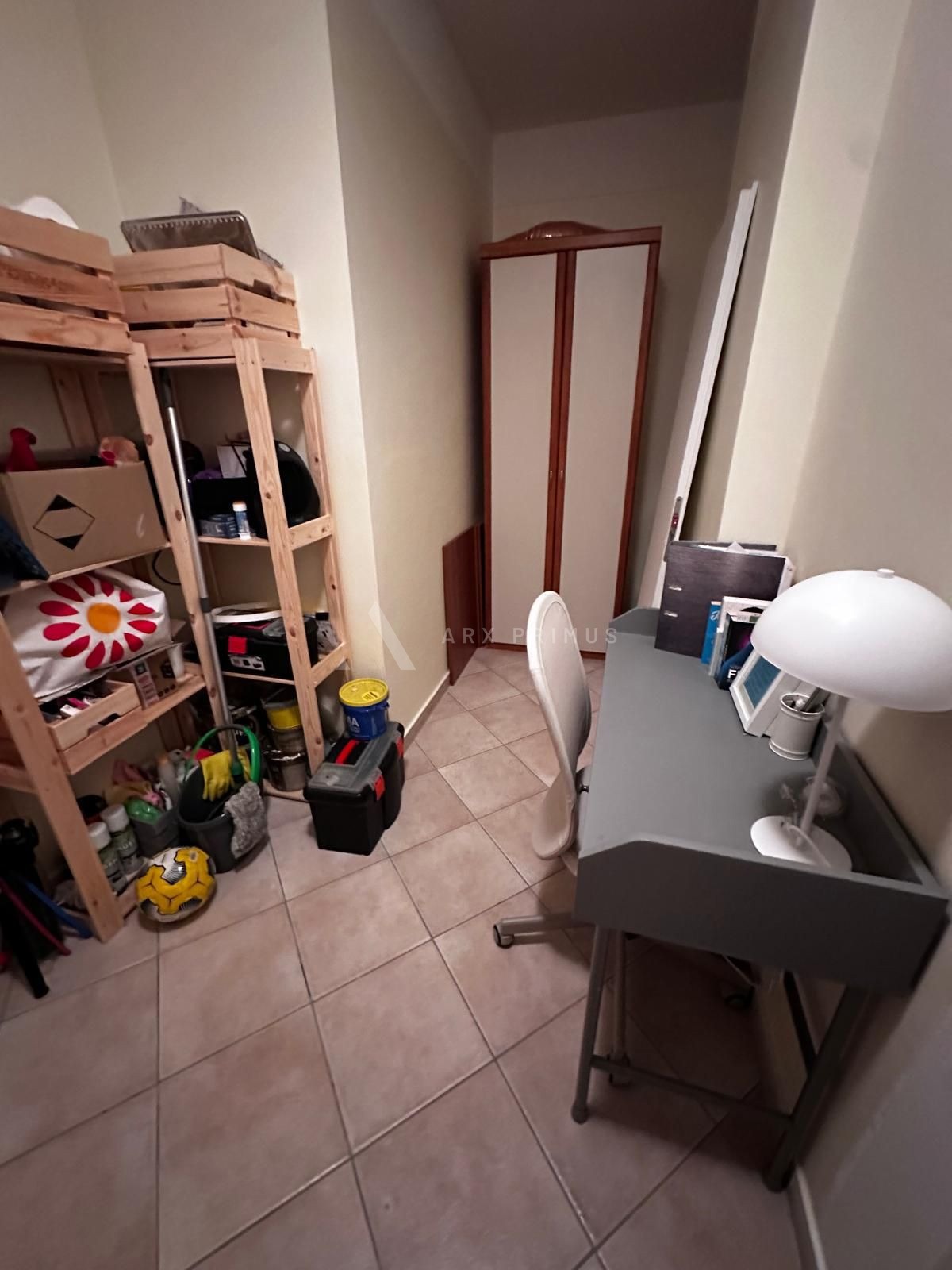 Stan na Crvenom vrhu s pogledom na more