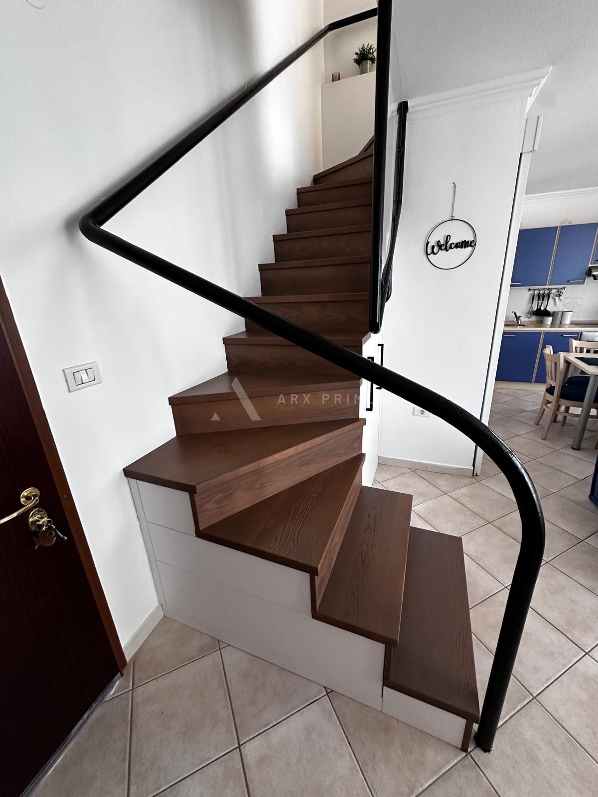 Stan na Crvenom vrhu s pogledom na more