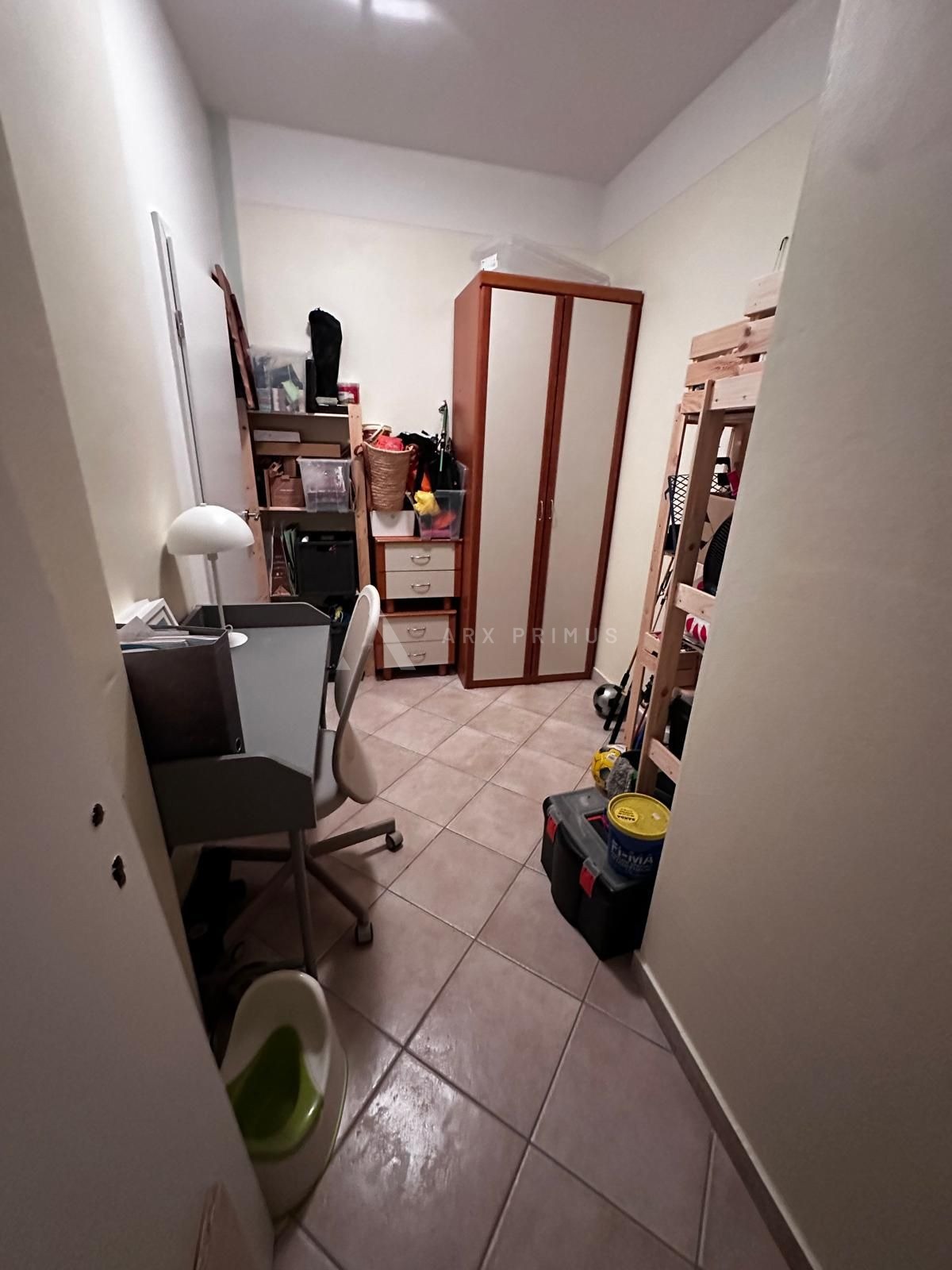 Stan na Crvenom vrhu s pogledom na more