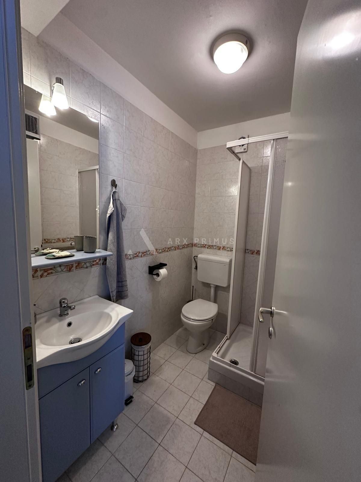 Stan na Crvenom vrhu s pogledom na more