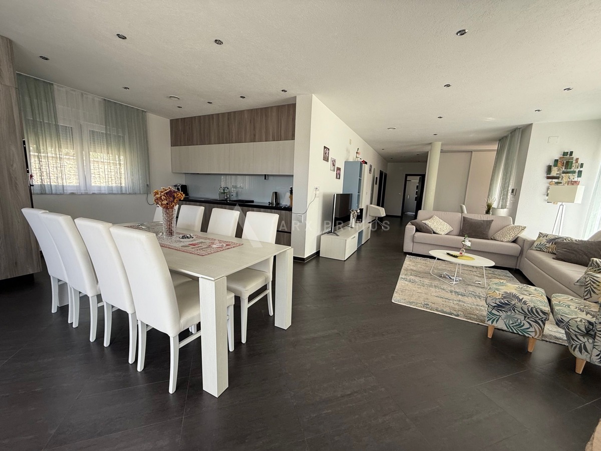 Vrhunska kamena vila s bazenom, okolica Umaga