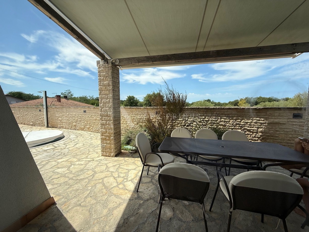 Vrhunska kamena vila s bazenom, okolica Umaga