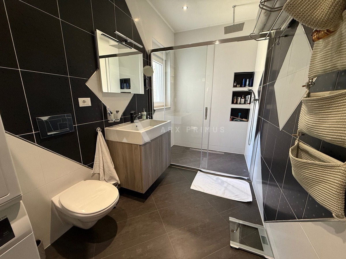 Vrhunska kamena vila s bazenom, okolica Umaga