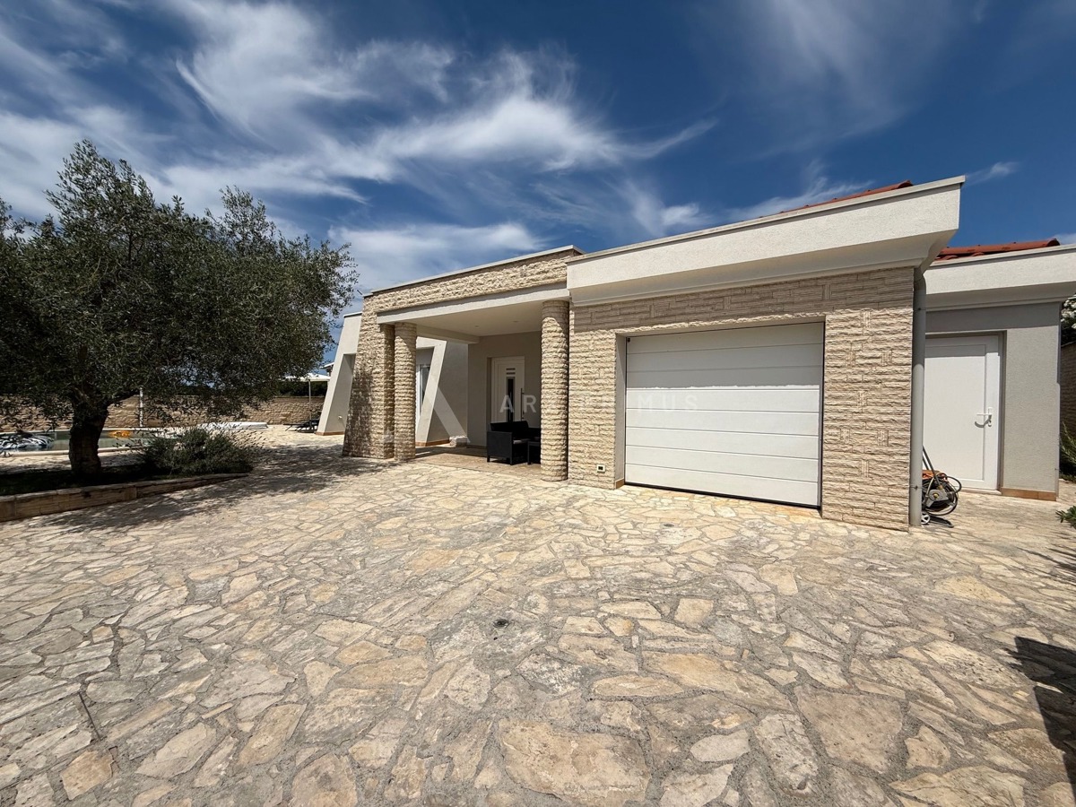 Vrhunska kamena vila s bazenom, okolica Umaga