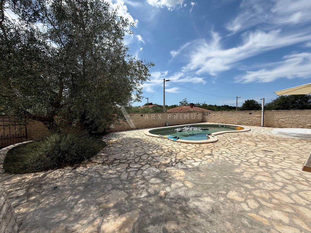 Vrhunska kamena vila s bazenom, okolica Umaga