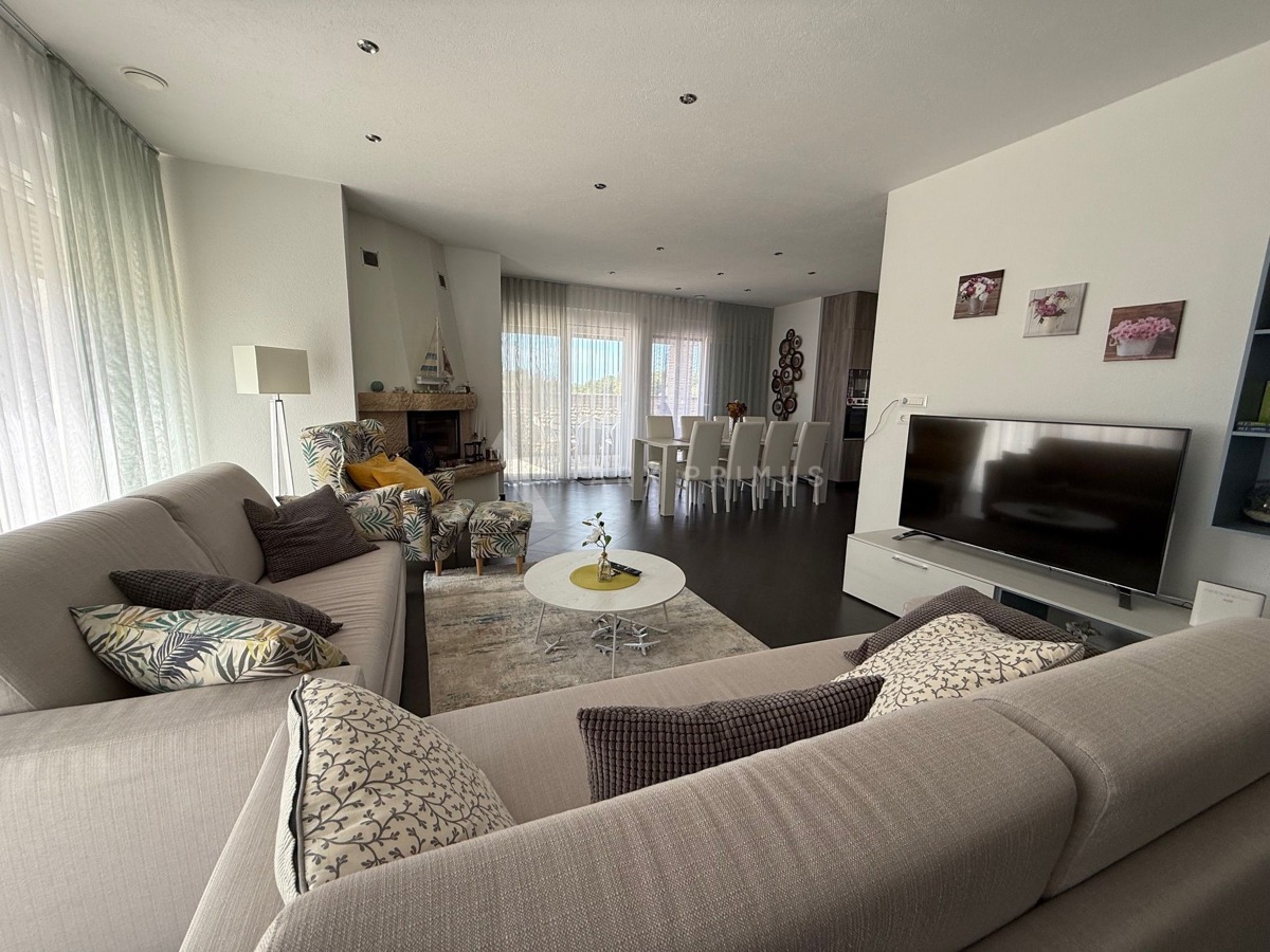 Vrhunska kamena vila s bazenom, okolica Umaga