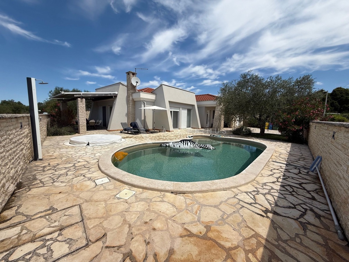 Vrhunska kamena vila s bazenom, okolica Umaga