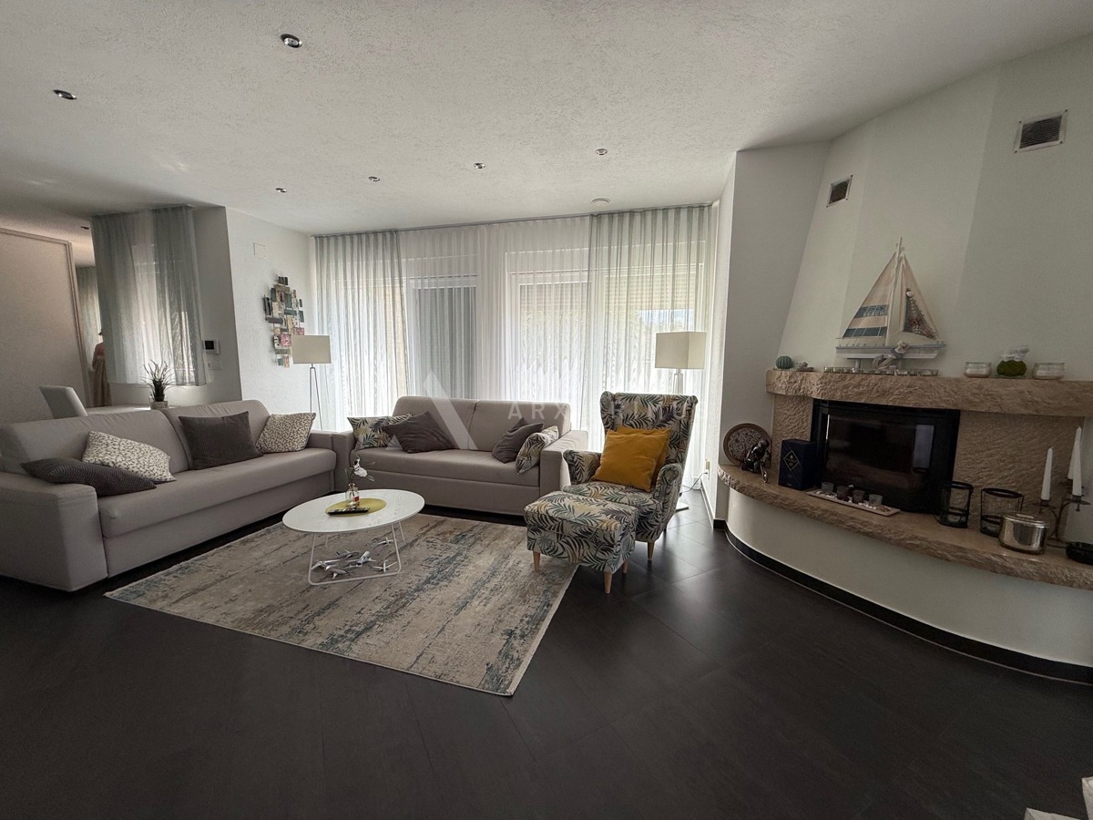 Vrhunska kamena vila s bazenom, okolica Umaga