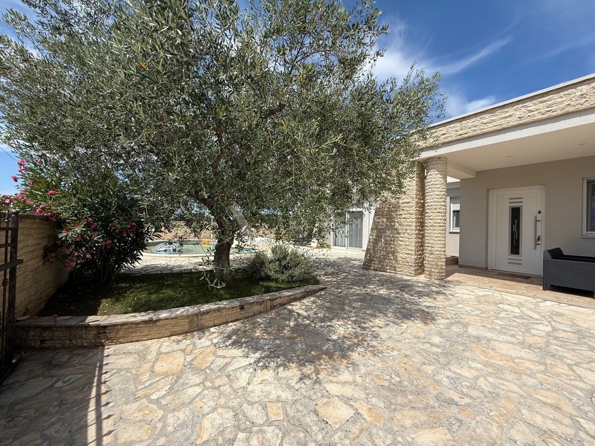 Vrhunska kamena vila s bazenom, okolica Umaga