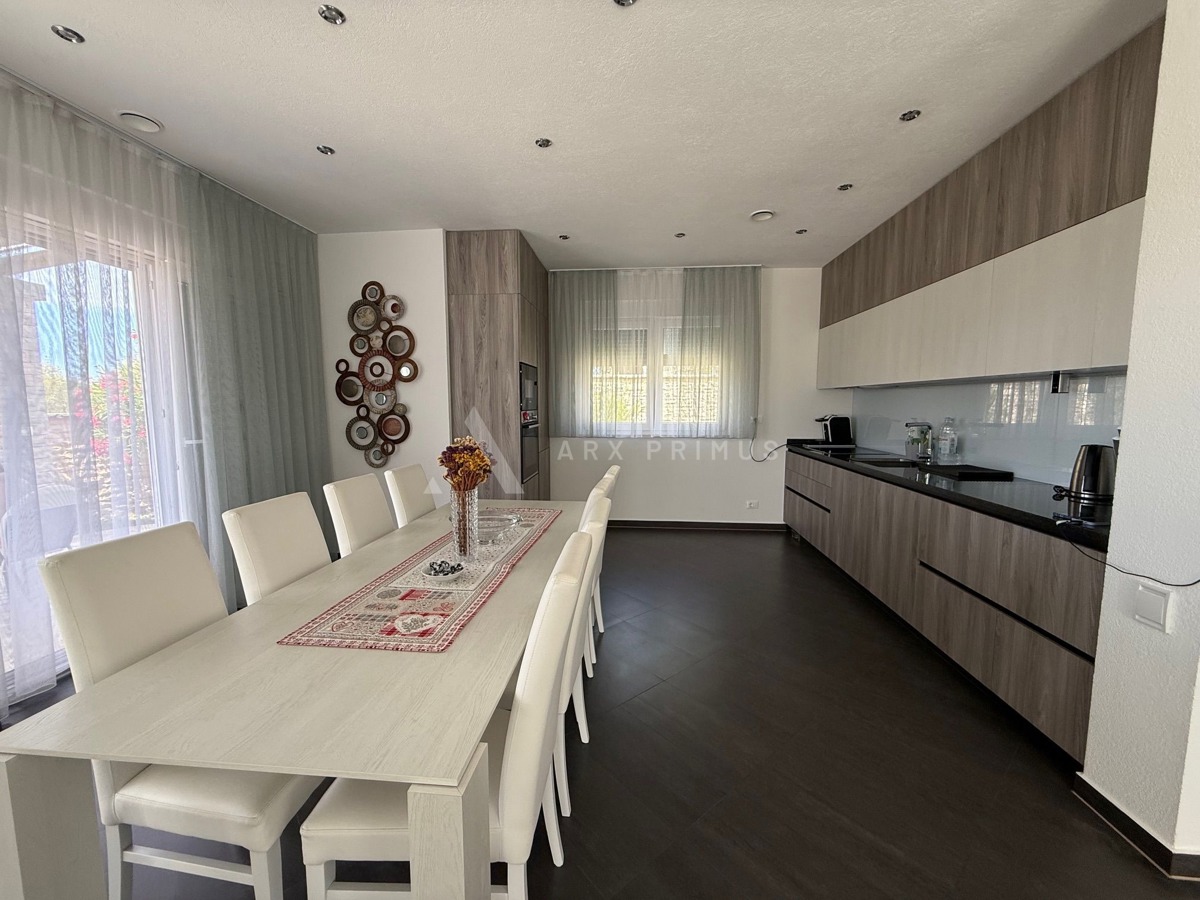 Vrhunska kamena vila s bazenom, okolica Umaga