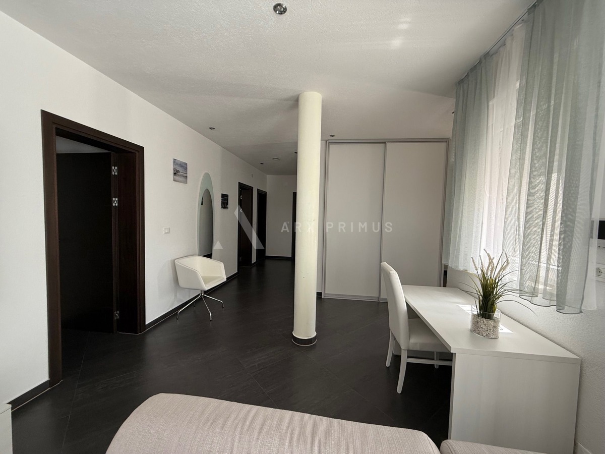 Vrhunska kamena vila s bazenom, okolica Umaga